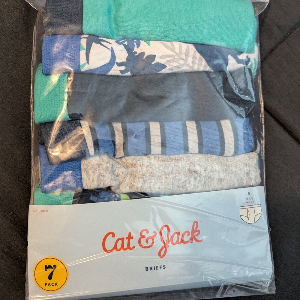 NWOT boys size 6/7 briefs